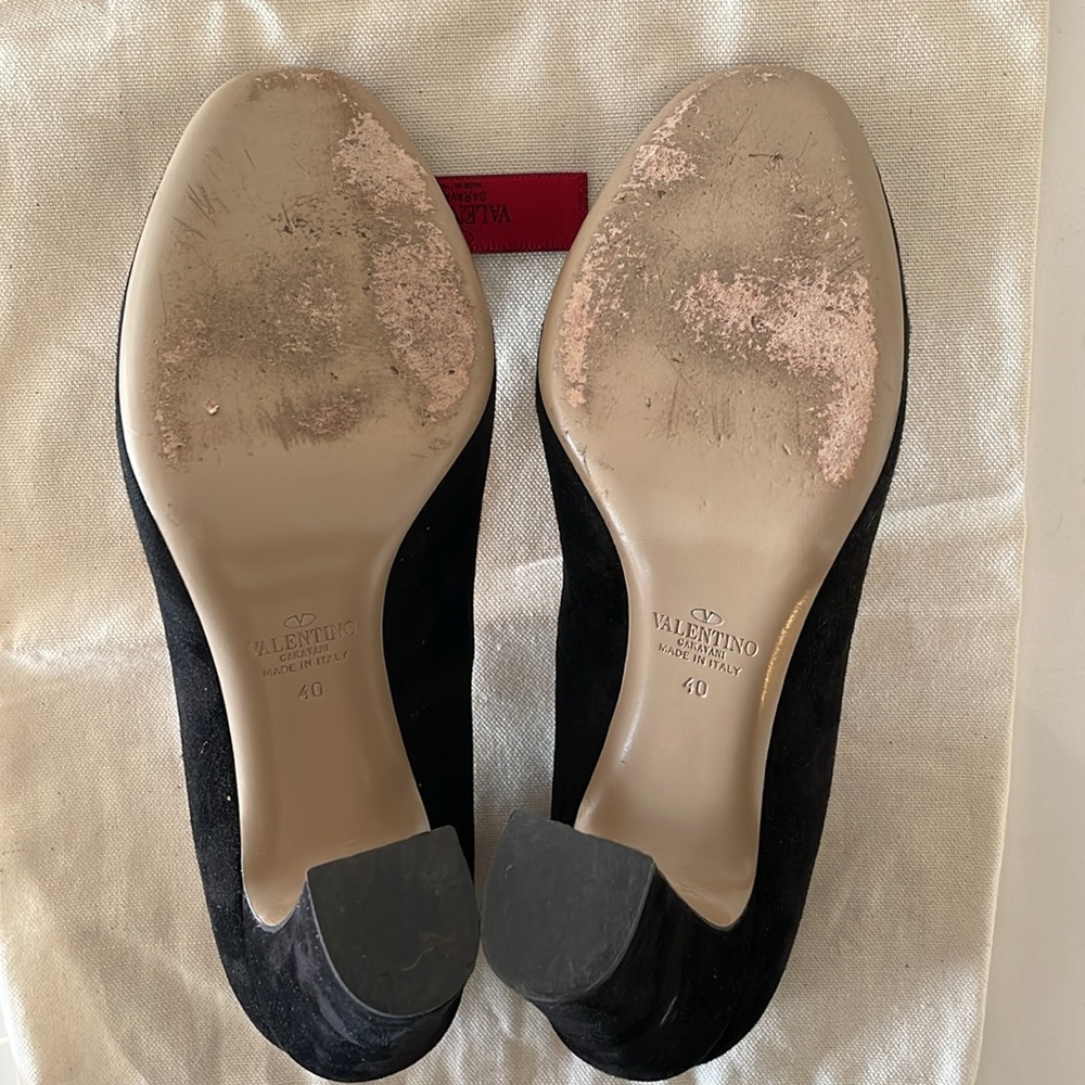 Valentino Garavani Black Suede Block Heel Pumps - Picture 13 of 15